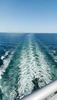 Estela a cámara lenta de un barco frente a la costa de alaska video