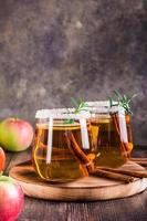 sidra de manzana natural con canela en vasos sobre la mesa. bebidas caseras. vista vertical