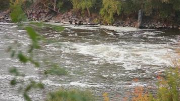 große Wasserströme im Fluss toben video