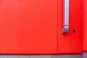 pared pintada de rojo de la casa con un capó de una caja galvanizada. vintillación foto