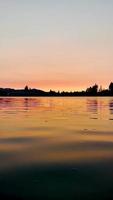fermer encore les eaux du lac pendant le coucher du soleil en alaska video