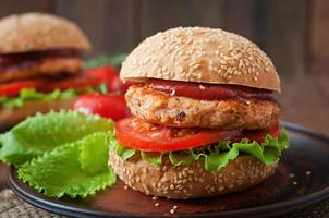 sandwich con hamburguesa de pollo, tomate y lechuga foto