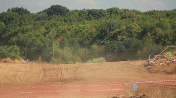 autocross Aan een aarde weg door auto buggy video