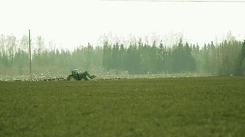 tracteur sur la route de campagne video