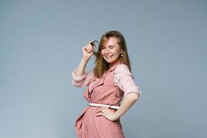 emociones positivas. retrato de una mujer caucásica emocionada con ropa rosa foto
