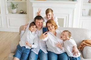 retrato caucásica familia alegre padres felices y niños pequeños tomando foto