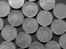 monedas de libra, reino unido en blanco y negro foto