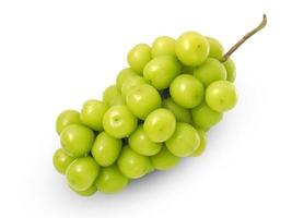 uvas verdes japonesas o frutos de uva moscatel brillantes aislados en fondo blanco con camino de recorte. foto