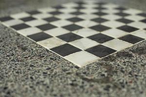 tablero de ajedrez en la mesa. celdas en blanco y negro. campo de juego. foto