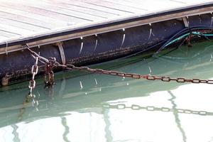 amarre en la orilla para amarre de barcos y yates. foto