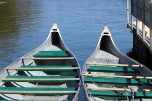 amarre en la orilla para amarre de barcos y yates. foto