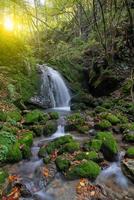 cascada de agua en la montaña foto