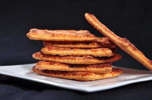 pila de galletas en el plato blanco foto