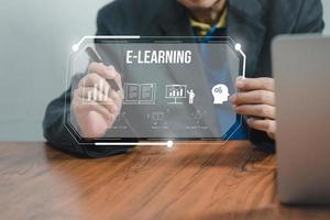 hombre tocando la pantalla icono virtual e aprendizaje educación tecnología en línea red de internet. foto