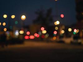 vista desenfocada en un tráfico nocturno con semáforos. vista borrosa de la calle de la ciudad. foto