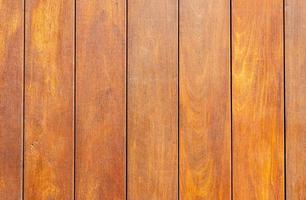 fondo de textura de tablones de madera marrón vertical hecho de madera natural oscura en estilo grunge. copiar espacio para diseño o texto. foto