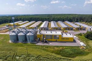 vista aérea de filas de elevador de granero de silos agrícolas con línea de limpieza de semillas en la planta de fabricación de procesamiento agrícola para el procesamiento de secado, limpieza y almacenamiento de productos agrícolas foto