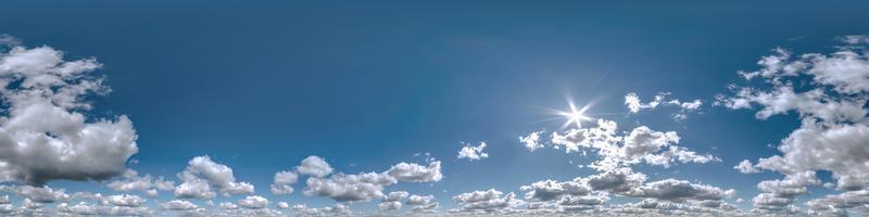 cielo azul claro transparente hdri 360 vista panorámica con cenit y hermosas nubes para usar en gráficos 3d como reemplazo del cielo y cúpula del cielo o editar toma de drones foto