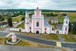 vista aérea sobre el templo barroco o la iglesia católica en el campo foto