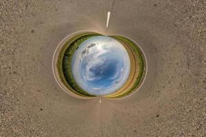 esfera azul pequeño planeta dentro de camino de grava o fondo de campo. curvatura del espacio foto