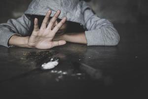 una mujer haciendo un gesto para detener las drogas, detener el concepto de drogas. día internacional contra el uso indebido de drogas. foto