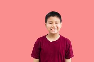 retrato de niño pequeño asiático hoyuelo de pie sonriendo felizmente confiado gesto sobre un fondo blanco foto