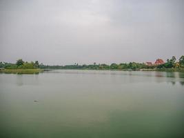 hermosa vista del paisaje en la fundación del santuario san chao pu ya en la ciudad de udon thani, tailandia. foto