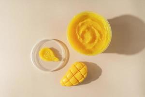 un jabón de mango natural para el cuidado del cuerpo y una mancha cosmética amarilla para procedimientos de spa sobre un fondo beige foto