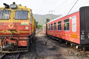 kalka, haryana, india 14 de mayo de 2022 - motor de locomotora diesel de tren de juguete indio en la estación de tren de kalka durante el día, motor de locomotora diesel de tren de juguete kalka shimla foto