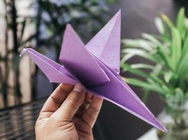primer plano de un pájaro de origami púrpura foto