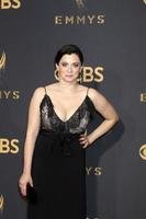 los angeles - 17 de septiembre - rachel bloom en los 69 premios emmy en horario estelar - llegadas al microsoft theater el 17 de septiembre de 2017 en los angeles, ca foto