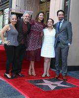 los angeles - 30 de noviembre - vanessa nadal, lin-manuel miranda, familia en la ceremonia de la estrella lin-manuel miranda en el paseo de la fama de hollywood el 30 de noviembre de 2018 en los angeles, ca foto