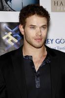 los angeles - 5 de noviembre - kellan lutz llega a la fiesta de explosión de afm en los estudios pier 59 el 5 de noviembre de 2010 en santa monica, ca foto