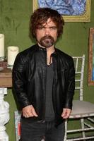 los angeles - 4 de octubre - peter dinklage en la proyección de estreno de mi cena con herve hbo en los estudios paramount el 4 de octubre de 2018 en los angeles, ca foto