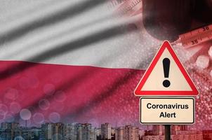 bandera de polonia y señal de alerta de coronavirus 2019-ncov. concepto de alta probabilidad de un nuevo brote de coronavirus a través de turistas que viajan foto