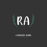 ra escritura inicial a mano y diseño de logotipo de firma con círculo. hermoso diseño de logotipo escrito a mano para moda, equipo, boda, logotipo de lujo. vector