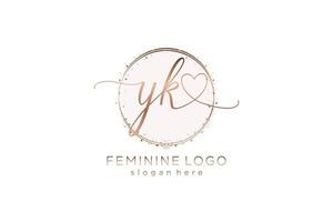 logotipo inicial de escritura a mano yk con plantilla de círculo logotipo vectorial de boda inicial, moda, floral y botánica con plantilla creativa. vector