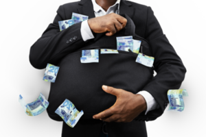homme d'affaires noir tenant un sac noir plein de notes de dinar koweïtien isolé sur fond transparent, argent tombant du sac png