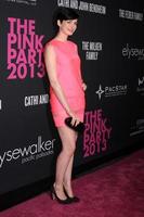 los angeles - 19 de octubre - anne hathaway en la fiesta rosa de 2013 en el hanger 8 el 19 de octubre de 2013 en santa monica, ca foto