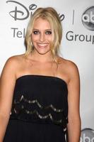 los angeles - 7 de agosto - carly chaikin llegando a la fiesta de la gira de prensa de verano de 2011 del grupo de televisión disney abc en el beverly hilton hotel el 7 de agosto de 2011 en beverly hills, ca foto