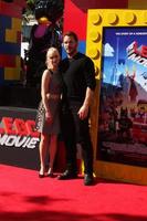 los angeles - 1 de febrero - anna faris, chris pratt en el estreno de la película lego en el teatro del pueblo el 1 de febrero de 2014 en westwood, ca foto