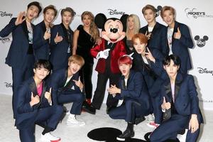 los angeles - 6 de octubre nct 127, tori kelly, mickey mouse, meghan trainor en la grabación espectacular de los 90 de mickey en el auditorio shrine el 6 de octubre de 2018 en los angeles, ca foto