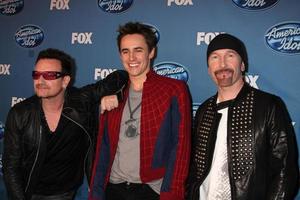 los angeles - 25 de mayo - bono, reeve carney, the edge in the 2011 american idol finale press room en nokia at la live el 25 de mayo de 2011 en los angeles, ca foto