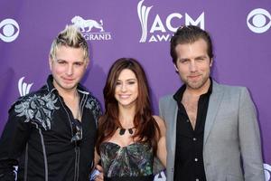 los angeles - 1 de abril - mike gossin, rachel reinert, tom gossin en la 47a academia anual de premios de música country en el mgm garden arena el 1 de abril de 2012 en las vegas, nv foto