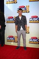 los angeles - 27 de abril - adam irigoyen llega a los radio disney music awards 2013 en el teatro nokia el 27 de abril de 2013 en los angeles, ca foto