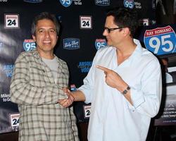 los angeles - 31 de mayo - ray romano, tom caltabiano celebrando el lanzamiento en dvd de 95 miles to go en el restaurante baby blues bbq el 31 de mayo de 2012 en hollywood, ca foto