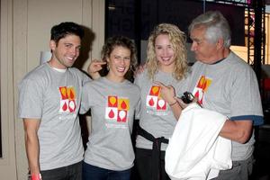 los angeles - 6 de octubre - robert adamson, linsey godfrey, molly mccook, john mccook en la luz la noche la caminata en beneficio de la sociedad de leucemia y linfoma en los estudios sunset-gower el 6 de octubre de 2013 en los angeles, ca foto