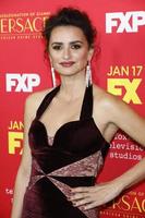 los angeles - 8 de enero - penélope cruz en el asesinato de gianni versace - proyección de estreno de american crime story en el teatro arclight el 8 de enero de 2018 en los angeles, ca foto