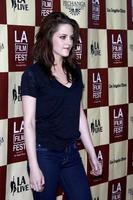 los angeles - 21 de junio - kristen stewart llega a una proyección de gala de estreno mundial de una vida mejor en el festival de cine de los angeles 2011 en regal cinemas la live el 21 de junio de 2011 en los angeles, ca foto