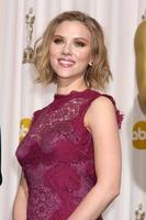 los angeles - 27 - scarlett johansson en la sala de prensa de los 83 premios de la academia en el teatro kodak, hollywood y highland el 27 de febrero de 2011 en los angeles, ca foto